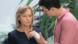 Krzysztof dowie, się, że Teresa ma Alzheimera.