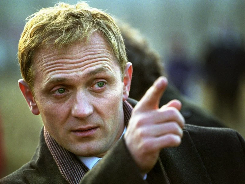 W tytułową postać wcielił się Andrzej Chyra. Rola w "Komorniku" przyniosła mu nagrodę dla najlepszego aktora na Festiwalu Filmowym w Gdyni.

"Myślę, że jest to jeden z nielicznych aktorów, który posiada bardzo zróżnicowane środki wyrazu. Chciałbym, żeby bohater czyniąc zło , nie wywoływał u widza totalnej niechęci; Andrzej Chyra bardzo dobrze odpowiada moim oczekiwaniom i jak sądzę, wywiązał się z powierzonego mu zadania bez zarzutu" - chwalił aktora Feliks Falk.