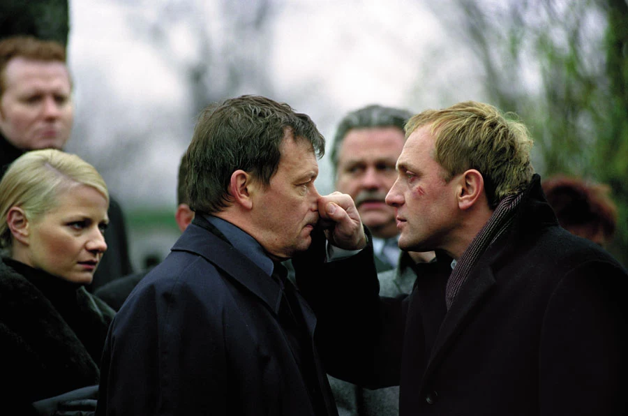 "Komornik" triumfował na Festiwalu Filmowym w Gdyni, zdobywając nie tylko Złote Lwy dla najlepszej produkcji imprezy, lecz dodając jeszcze wyróżnienia za najlepszy scenariusz (Grzegorz Łoszewski), najlepsze zdjęcia (Bartek Prokopowicz) oraz nagrody dla najlepszych aktorów - Andrzeja Chyry (najlepsza pierwszoplanowa rola męska) i Kingi Preis (najlepsza drugoplanowa rola żeńska).