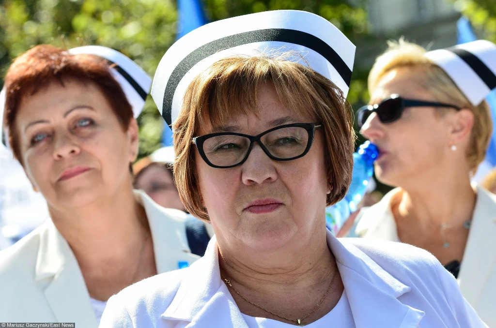 Demonstracja pielęgniarek z OZZPiP. W środku Lucyna Dargiewicz, przewodnicząca OZZPiP