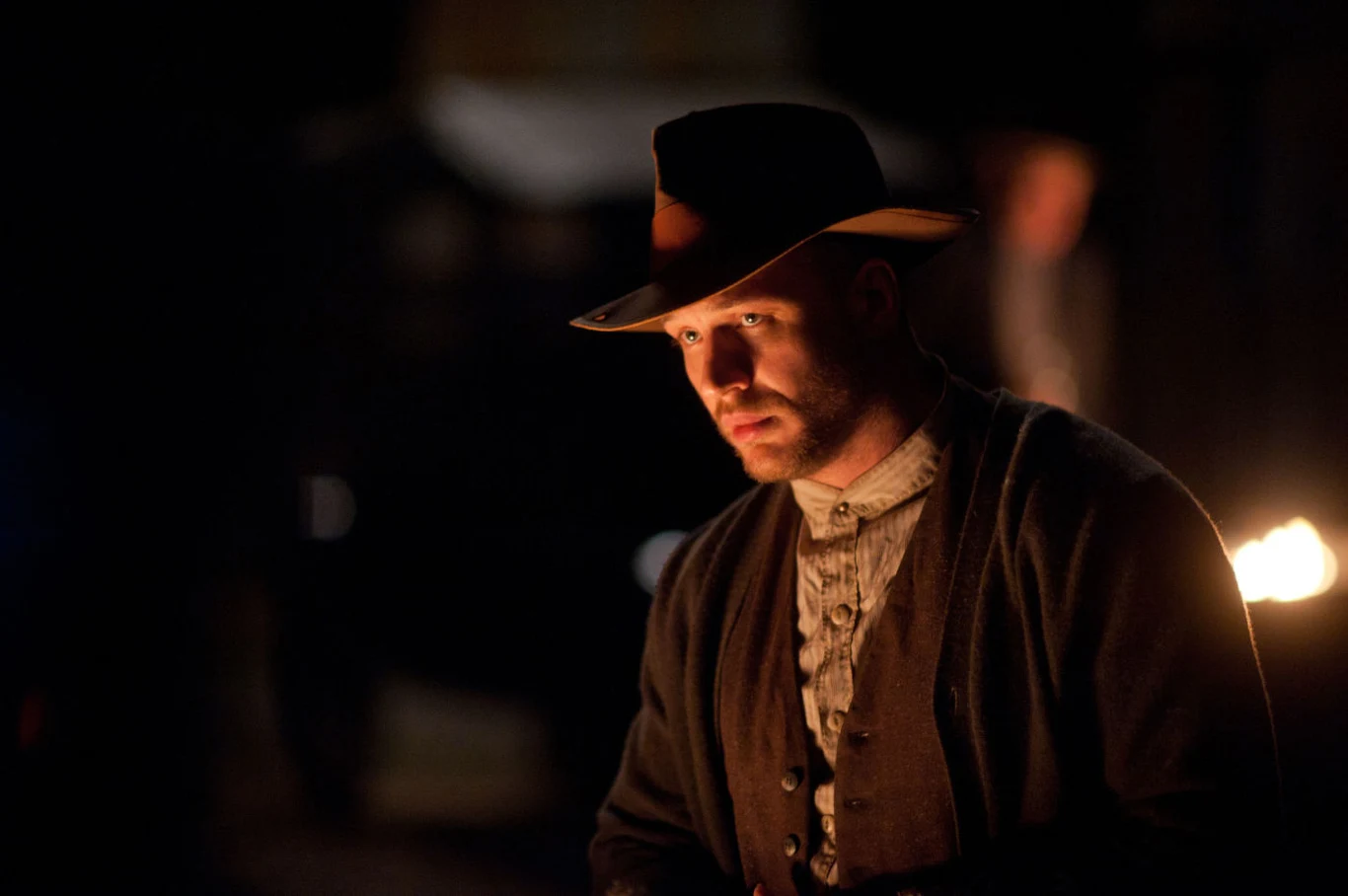 Rolą w dramacie Johna Hillcoata "Gangster" (2012) Tom Hardy udowodnił, że jest godnym spadkobiercą aktorskiej tradycji Marlona Brando. Brytyjczyk perfekcyjnie odtworzył na ekranie charakterystyczne dla filmowego Vita Corleone specyficzne mamrotanie pod nosem.
Postać najstarszego z trzech braci, którzy w czasie Wielkiego Kryzysu zasłynęli jako szefowie gangu zajmującego się nielegalnym handlem alkoholem, obdarzył przy tym "emocjonalną głębią", pokazując "łagodniejszą stronę" agresywnej męskości.
Rolą w dramacie Johna Hillcoata "Gangster" (2012) Tom Hardy udowodnił, że jest godnym spadkobiercą aktorskiej tradycji Marlona Brando. Brytyjczyk perfekcyjnie odtworzył na ekranie charakterystyczne dla filmowego Vita Corleone specyficzne mamrotanie pod nosem.
Postać najstarszego z trzech braci, którzy w czasie Wielkiego Kryzysu zasłynęli jako szefowie gangu zajmującego się nielegalnym handlem alkoholem, obdarzył przy tym "emocjonalną głębią", pokazując "łagodniejszą stronę" agresywnej męskości.
