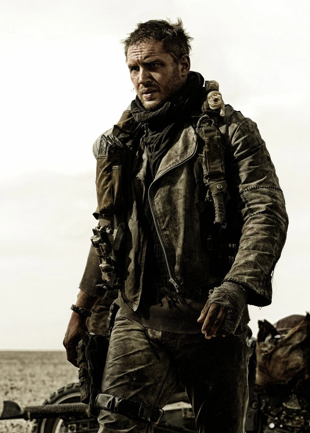 Zmierzenie się z kultową postacią Maxa Rockatansky'ego w filmie George'a Millera "Mad Max: Na drodze gniewu" było dla Toma Hardy'ego testem na konfrontację z legendą.
- To nic trudnego być powściągliwym aktorem, sztuką jest być uczuciowym wojownikiem. Taki właśnie jest Tom. Nie boi się niczego - przyznawał reżyser zwierzając się, że długi okres oczekiwania na nowy film serii "Mad Max" związany był właśnie ze znalezieniem odpowiedniego odtwórcy tytułowej roli.
- Tom potrafi być przystępny, a jednocześnie tajemniczy; twardy, a zarazem wrażliwy. Ma w sobie niezwykłe ciepło, ale także cechy, które czynią go niebezpiecznym - tak George Miller scharakteryzował swego aktora.
Brytyjskie media po sukcesie "Mad Maxa" zaczęły śmiało upatrywać w Tomie Hardym kandydata do przejęcia schedy po Danielu Craigu w roli Jamesa Bonda.
Zmierzenie się z kultową postacią Maxa Rockatansky'ego w filmie George'a Millera "Mad Max: Na drodze gniewu" było dla Toma Hardy'ego testem na konfrontację z legendą.
- To nic trudnego być powściągliwym aktorem, sztuką jest być uczuciowym wojownikiem. Taki właśnie jest Tom. Nie boi się niczego - przyznawał reżyser zwierzając się, że długi okres oczekiwania na nowy film serii "Mad Max" związany był właśnie ze znalezieniem odpowiedniego odtwórcy tytułowej roli.
- Tom potrafi być przystępny, a jednocześnie tajemniczy; twardy, a zarazem wrażliwy. Ma w sobie niezwykłe ciepło, ale także cechy, które czynią go niebezpiecznym - tak George Miller scharakteryzował swego aktora.
Brytyjskie media po sukcesie "Mad Maxa" zaczęły śmiało upatrywać w Tomie Hardym kandydata do przejęcia schedy po Danielu Craigu w roli Jamesa Bonda.
