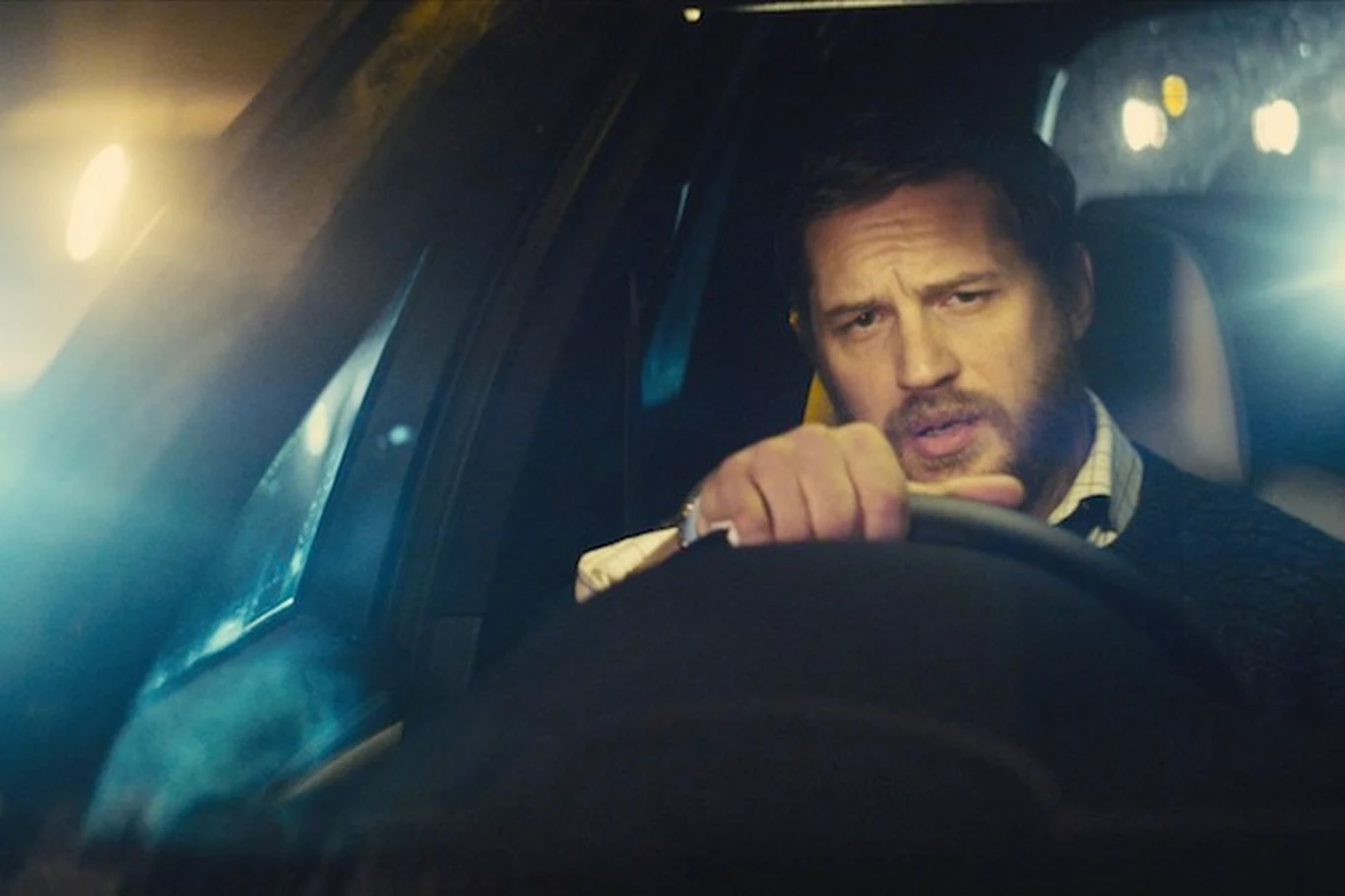 Największym aktorskim wyzwaniem w dotychczasowej filmografii Toma Hardy'ego byłą z pewnością rolą w kameralnym dramacie Steve'a Knighta "Locke", w którym wcielił się w postać tytułowego budowlańca - Ivana Locke'a.
Niezwykłość projektu polegała na tym, że Hardy jest jedynym aktorem tego filmu a cała akcja rozgrywa się wewnątrz samochodu, którym bohater jedzie z Birmingham do Londynu.
- Tom, jak tylko znajdzie się w oku kamery, zaraz przyciąga uwagę - mówił Knight. - Jego złożoność reakcji i emocji jest genialna. Panuje nad tym, jeżeli trzeba i wyzwala, jeżeli trzeba - dodawał reżyser, który napisał "Locke'a" specjalnie dla Hardy'ego.
Największym aktorskim wyzwaniem w dotychczasowej filmografii Toma Hardy'ego byłą z pewnością rolą w kameralnym dramacie Steve'a Knighta "Locke", w którym wcielił się w postać tytułowego budowlańca - Ivana Locke'a.
Niezwykłość projektu polegała na tym, że Hardy jest jedynym aktorem tego filmu a cała akcja rozgrywa się wewnątrz samochodu, którym bohater jedzie z Birmingham do Londynu.
- Tom, jak tylko znajdzie się w oku kamery, zaraz przyciąga uwagę - mówił Knight. - Jego złożoność reakcji i emocji jest genialna. Panuje nad tym, jeżeli trzeba i wyzwala, jeżeli trzeba - dodawał reżyser, który napisał "Locke'a" specjalnie dla Hardy'ego.