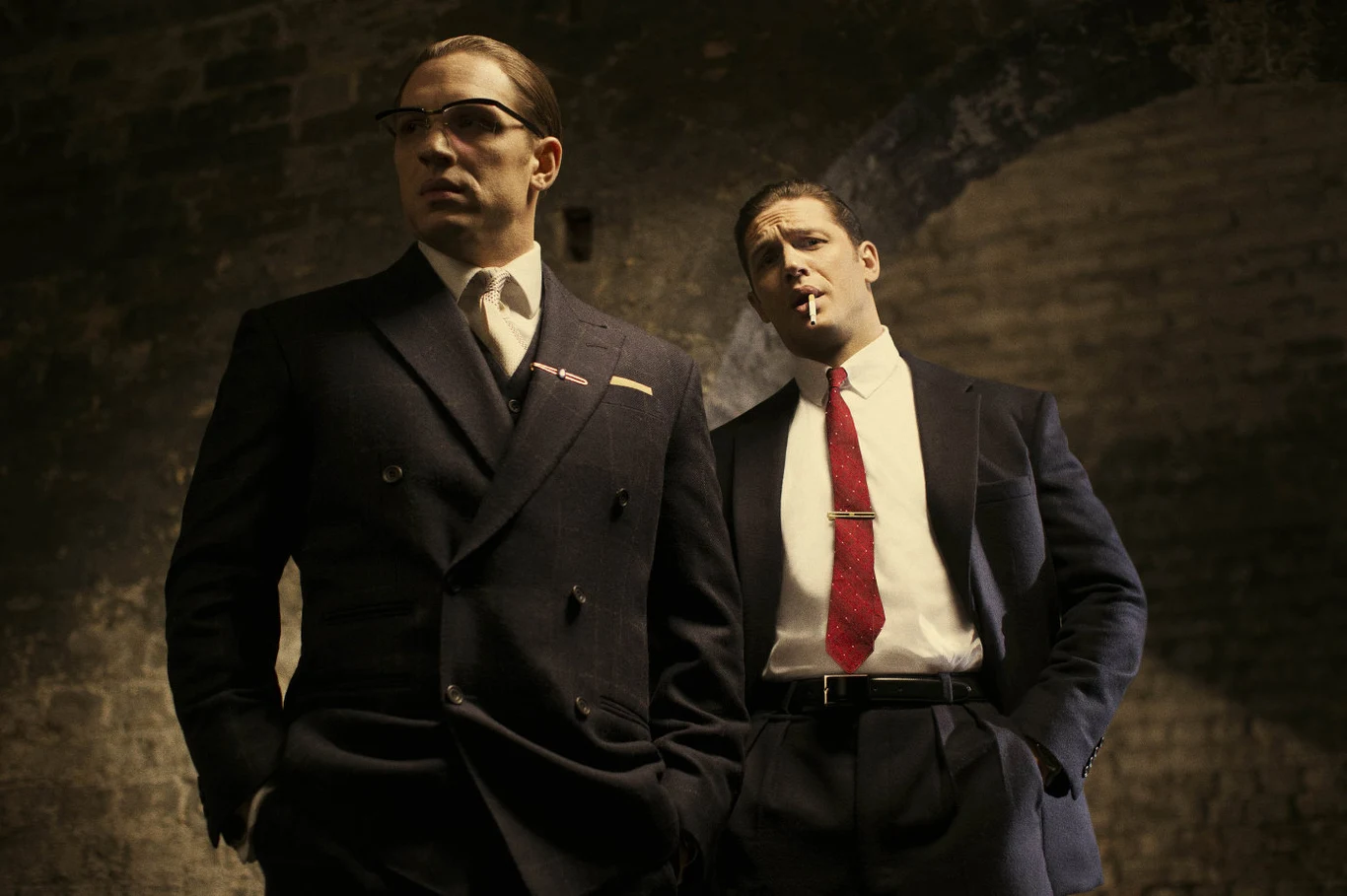 Już za parę dni Hardy'ego zobaczymy na kinowym ekranie w niezwykłej roli w filmie "Legend". Aktor zagrał obydwu bliźniaków Kray - słynnych londyńskich gangsterów.
- Nie mógłbym nakręcić tego filmu bez geniuszu Toma Hardy'ego, aktora o wielu obliczach - mówił reżyser Brian Helgeland.
- Wraz z producentem Timem Bevanem od samego początku myśleliśmy o zatrudnieniu Toma. Wysłaliśmy mu scenariusz, po czym umówiliśmy się na kolację, żeby lepiej się poznać i wybadać. Myśl o tym, że mógłby zagrać obu bliźniaków Kray, bardzo mnie intrygowała, ale wiedziałem, że nawet jeśli do tego nie dojdzie, potrzebuję go bardziej jako Reggiego, bo to on był liderem. Tak się akurat złożyło, że w czasie kolacji Tom mówił tylko i wyłącznie o Ronie. Gdy na stole pojawiły się desery, Tom powiedział: "Zgodzę się zagrać dla was Reggiego, jeśli wy zgodzicie się, żebym zagrał też Rona". To była najłatwiejsza umowa, na jaką kiedykolwiek wraz z Timem przystaliśmy - ujawni łreżyser "The Legend".
Już za parę dni Hardy'ego zobaczymy na kinowym ekranie w niezwykłej roli w filmie "Legend". Aktor zagrał obydwu bliźniaków Kray - słynnych londyńskich gangsterów.
- Nie mógłbym nakręcić tego filmu bez geniuszu Toma Hardy'ego, aktora o wielu obliczach - mówił reżyser Brian Helgeland.
- Wraz z producentem Timem Bevanem od samego początku myśleliśmy o zatrudnieniu Toma. Wysłaliśmy mu scenariusz, po czym umówiliśmy się na kolację, żeby lepiej się poznać i wybadać. Myśl o tym, że mógłby zagrać obu bliźniaków Kray, bardzo mnie intrygowała, ale wiedziałem, że nawet jeśli do tego nie dojdzie, potrzebuję go bardziej jako Reggiego, bo to on był liderem. Tak się akurat złożyło, że w czasie kolacji Tom mówił tylko i wyłącznie o Ronie. Gdy na stole pojawiły się desery, Tom powiedział: "Zgodzę się zagrać dla was Reggiego, jeśli wy zgodzicie się, żebym zagrał też Rona". To była najłatwiejsza umowa, na jaką kiedykolwiek wraz z Timem przystaliśmy - ujawni łreżyser "The Legend".