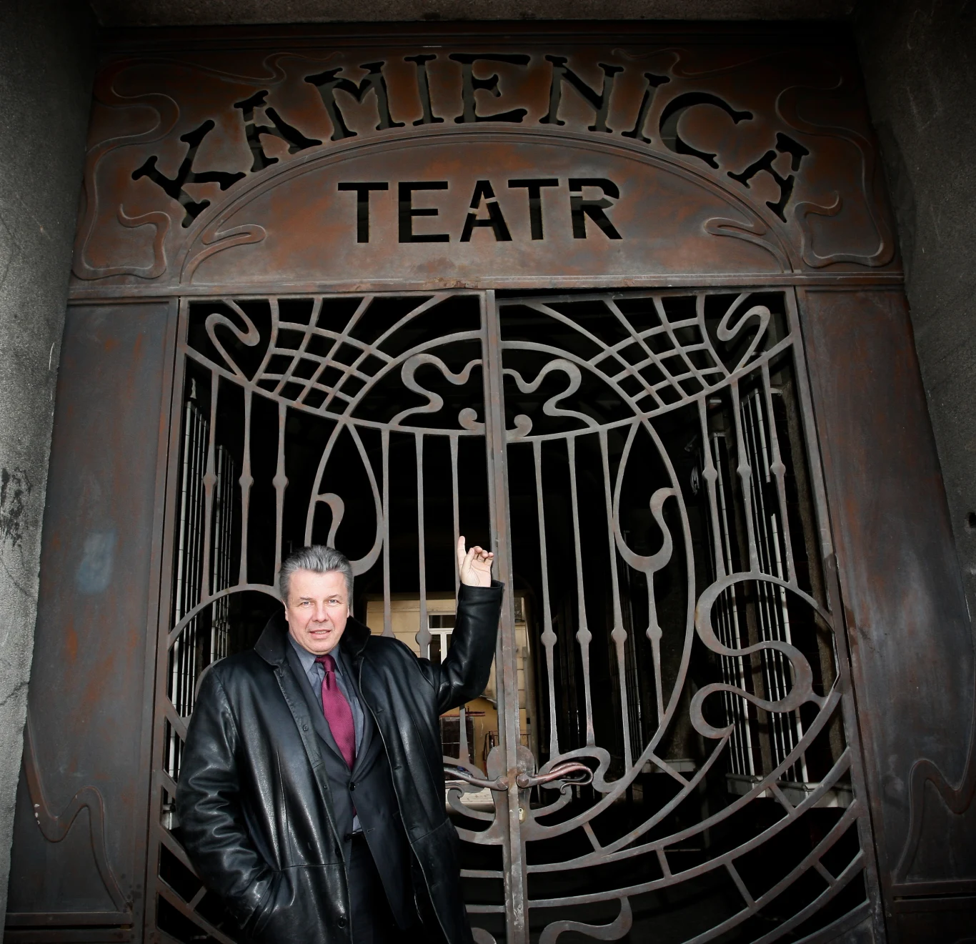 Emilian Kamiński przed wejściem do swojego Teatru Kamienica Emilian Kamiński przed wejściem do swojego Teatru Kamienica