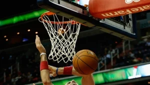 Marcin Gortat, koszykarz Washington Wizards w meczu z Philadelphia 76ers 