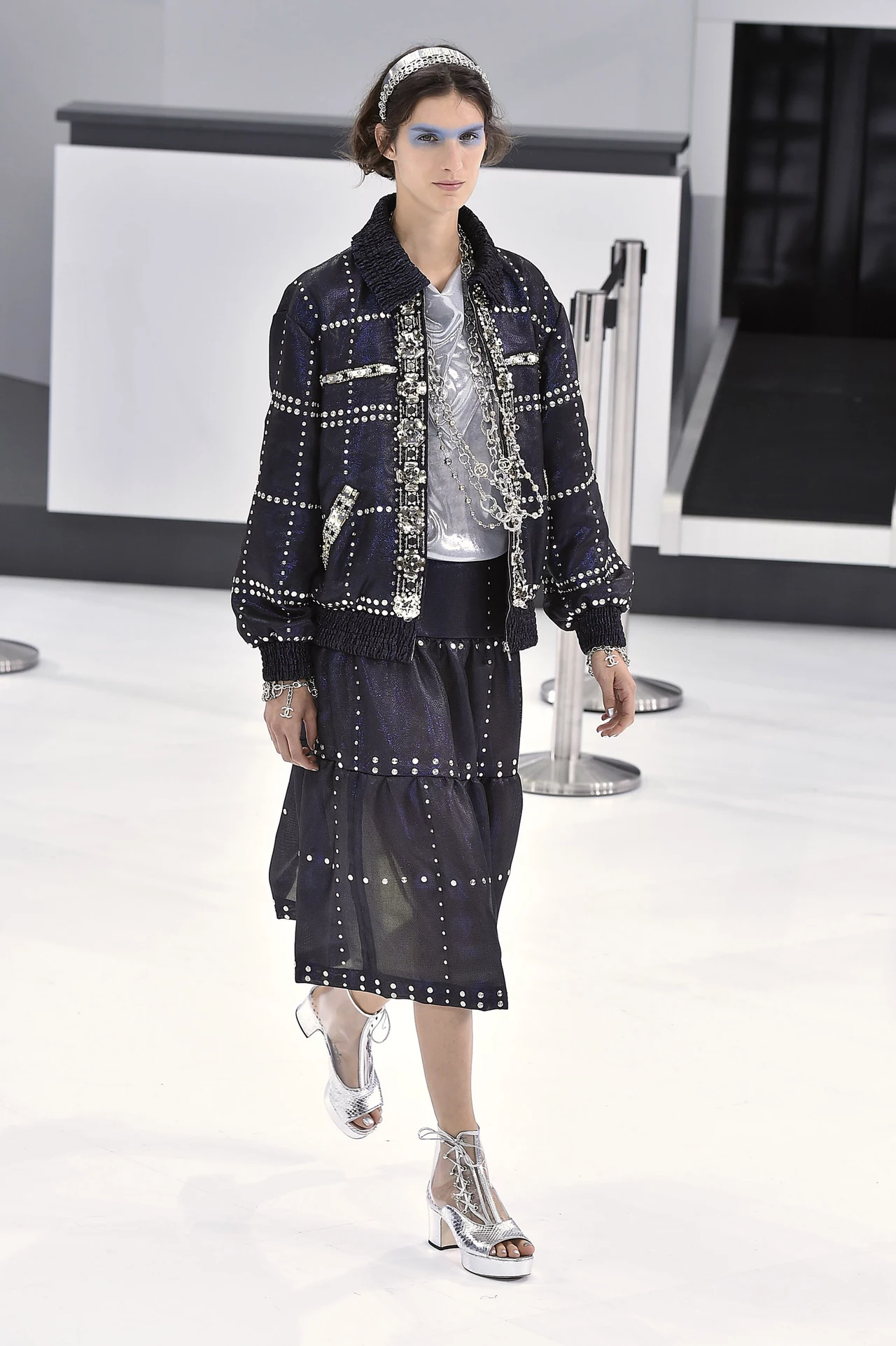 Co sezon Karl Lagerfeld zaskakuje pomysłami na scenografię. Tym razem pokaz odbył się na zainscenizowanym lotnisku. Masz ochotę odlecieć z Chanel? Co sezon Karl Lagerfeld zaskakuje pomysłami na scenografię. Tym razem pokaz odbył się na zainscenizowanym lotnisku. Masz ochotę odlecieć z Chanel?