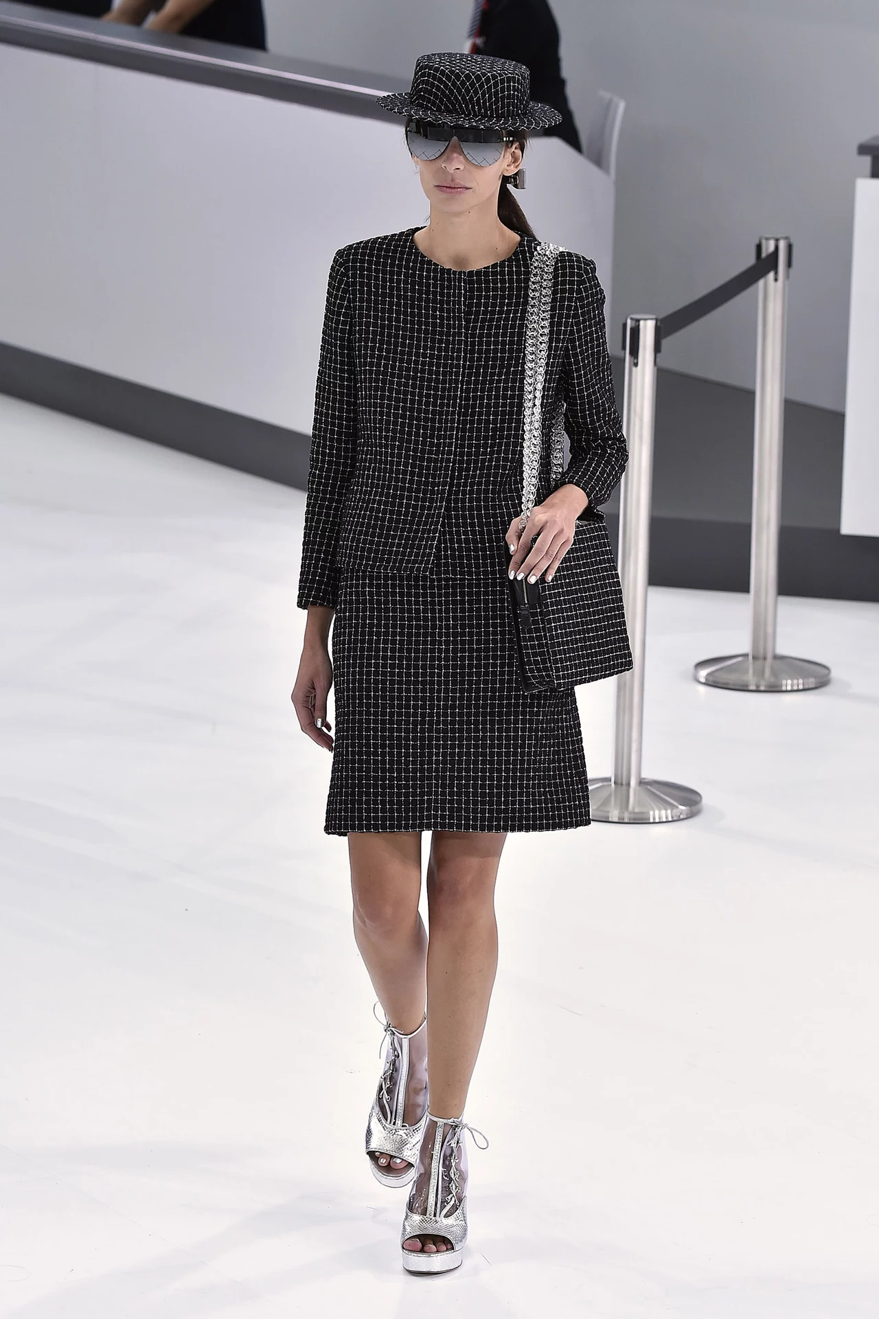 Co sezon Karl Lagerfeld zaskakuje pomysłami na scenografię. Tym razem pokaz odbył się na zainscenizowanym lotnisku. Masz ochotę odlecieć z Chanel? Co sezon Karl Lagerfeld zaskakuje pomysłami na scenografię. Tym razem pokaz odbył się na zainscenizowanym lotnisku. Masz ochotę odlecieć z Chanel?