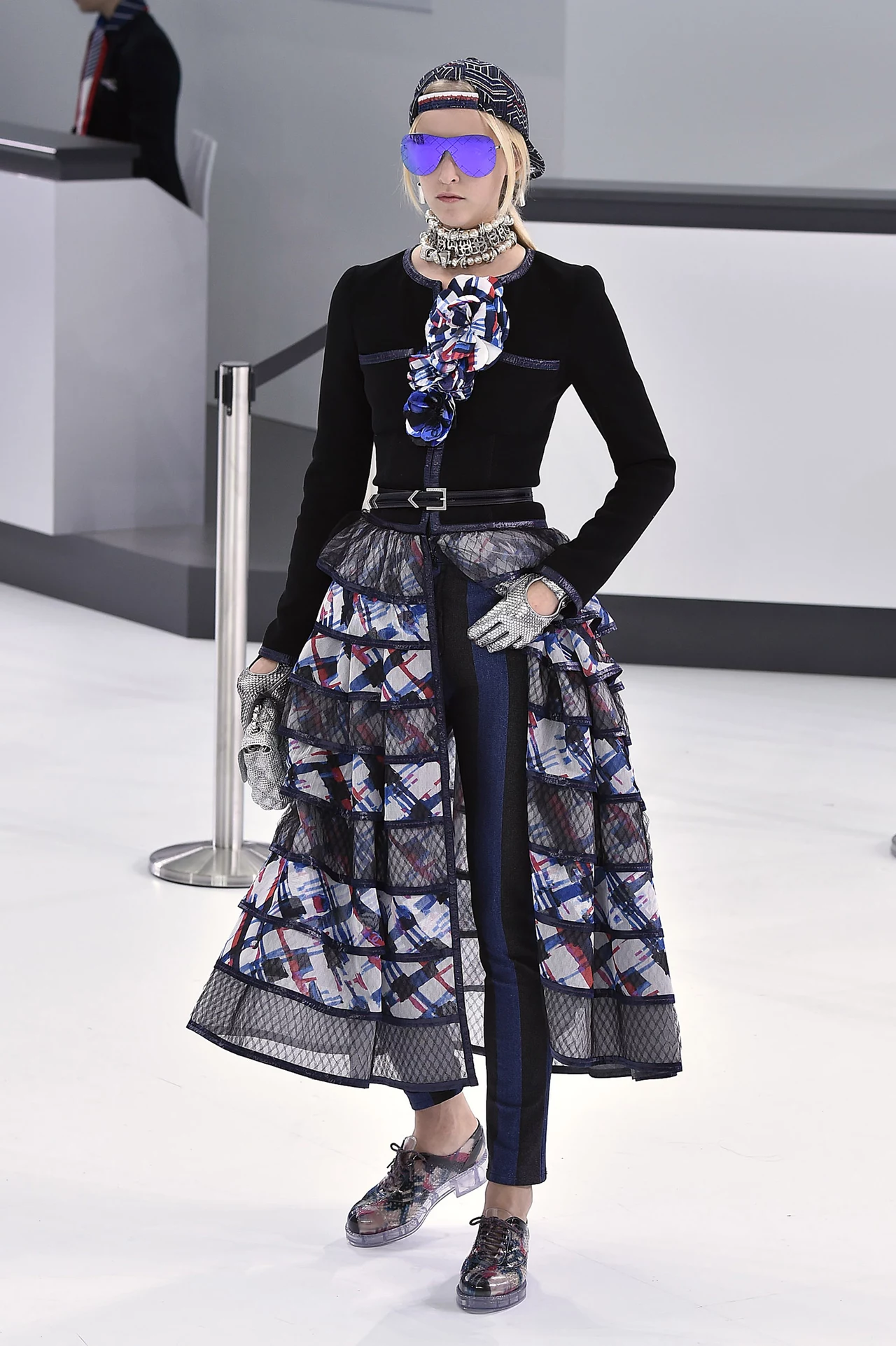 Co sezon Karl Lagerfeld zaskakuje pomysłami na scenografię. Tym razem pokaz odbył się na zainscenizowanym lotnisku. Masz ochotę odlecieć z Chanel? Co sezon Karl Lagerfeld zaskakuje pomysłami na scenografię. Tym razem pokaz odbył się na zainscenizowanym lotnisku. Masz ochotę odlecieć z Chanel?
