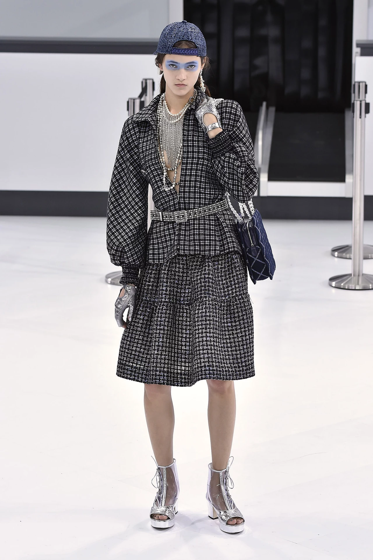 Co sezon Karl Lagerfeld zaskakuje pomysłami na scenografię. Tym razem pokaz odbył się na zainscenizowanym lotnisku. Masz ochotę odlecieć z Chanel? Co sezon Karl Lagerfeld zaskakuje pomysłami na scenografię. Tym razem pokaz odbył się na zainscenizowanym lotnisku. Masz ochotę odlecieć z Chanel?