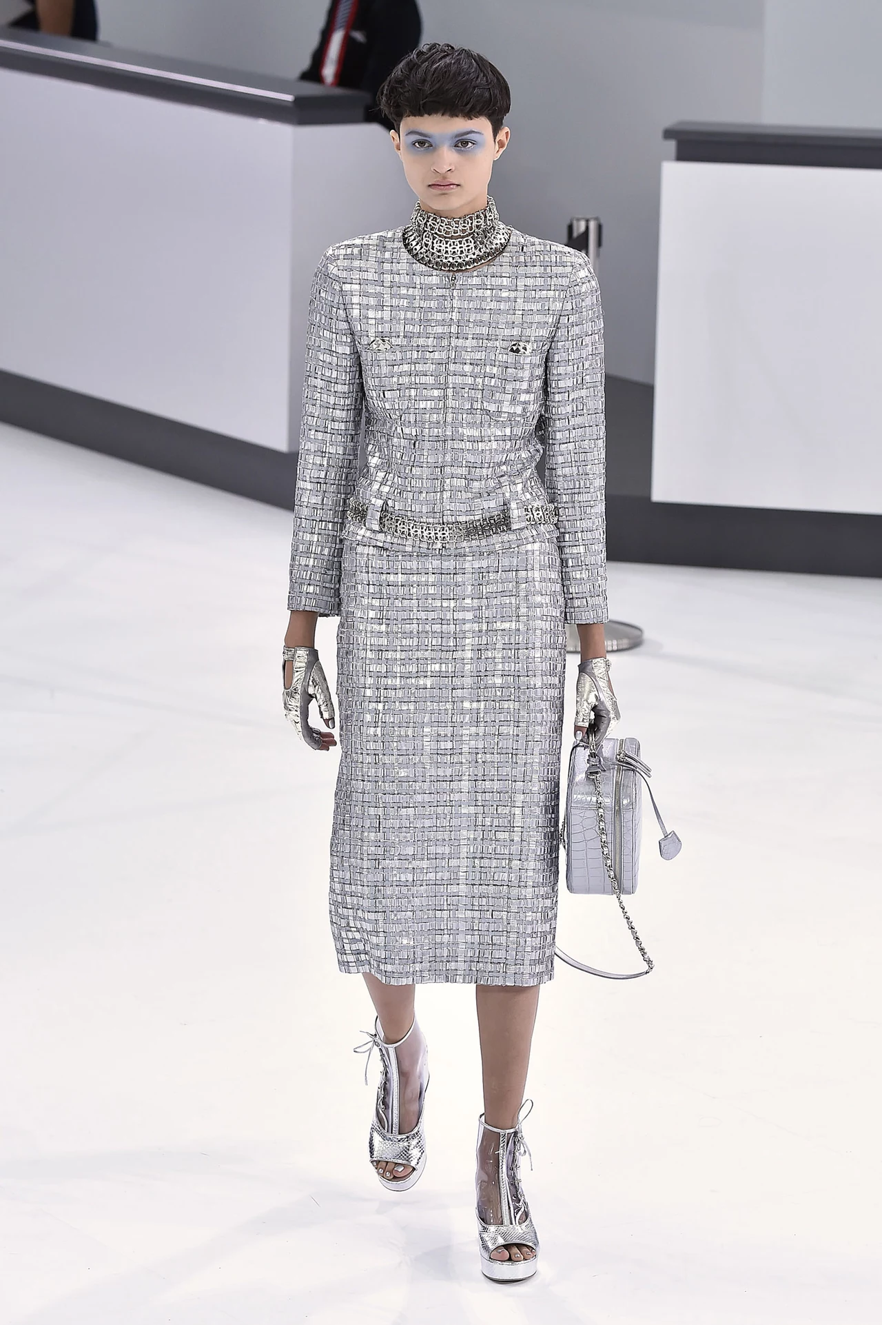 Co sezon Karl Lagerfeld zaskakuje pomysłami na scenografię. Tym razem pokaz odbył się na zainscenizowanym lotnisku. Masz ochotę odlecieć z Chanel? Co sezon Karl Lagerfeld zaskakuje pomysłami na scenografię. Tym razem pokaz odbył się na zainscenizowanym lotnisku. Masz ochotę odlecieć z Chanel?
