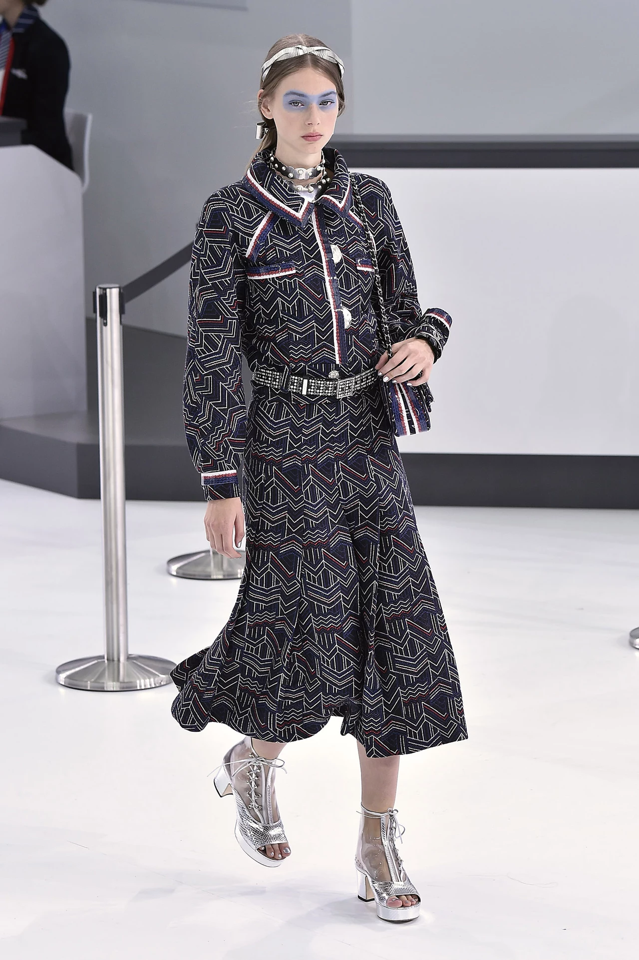 Co sezon Karl Lagerfeld zaskakuje pomysłami na scenografię. Tym razem pokaz odbył się na zainscenizowanym lotnisku. Masz ochotę odlecieć z Chanel? Co sezon Karl Lagerfeld zaskakuje pomysłami na scenografię. Tym razem pokaz odbył się na zainscenizowanym lotnisku. Masz ochotę odlecieć z Chanel?