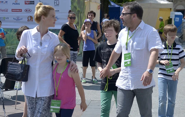 Zamachowscy chętnie spędzają czas w towarzystwie dzieci Moniki, ale na wspólne wypady z pociechami Zbyszka raczej nie mają co liczyć Zamachowscy chętnie spędzają czas w towarzystwie dzieci Moniki, ale na wspólne wypady z pociechami Zbyszka raczej nie mają co liczyć