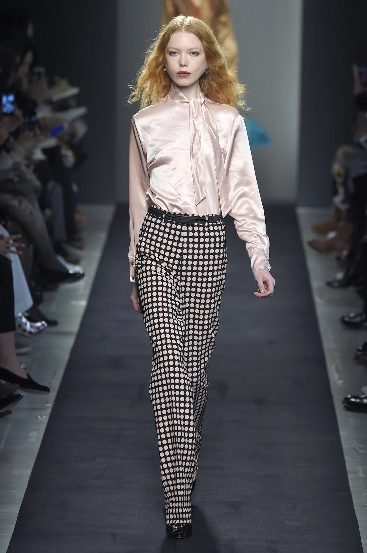 Pokaz Bottega Veneta - szczególnym przypadkiem jest noszenie nonszalancko rozwiązanej kokardy. Pokaz Bottega Veneta - szczególnym przypadkiem jest noszenie nonszalancko rozwiązanej kokardy.