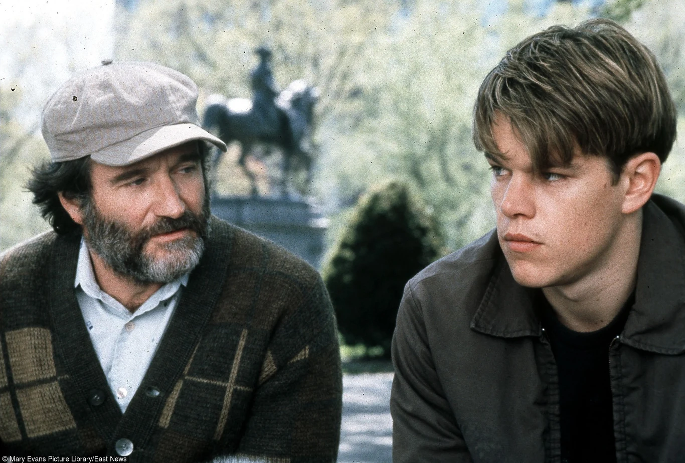 Aktorską karierę Matt Damon rozpoczął w 1988 roku od malutkiej roli w filmie "Mystic Pizza". Potem oglądaliśmy go w takich produkcjach, jak: "Geronimo: amerykańska legenda" (1993) czy "Zaklinacz deszczu" (1997), jednak uznanie Hollywood przyniósł mu dopiero "Buntownik z wyboru" (1998) Gusa van Santa.

Damon otrzymał za niego jedynego Oscara w karierze, jednak Akademia nagrodziła go nie za występ aktorski (nominacja w kategorii "najlepszy aktor pierwszoplanowy"), tylko za pracę scenarzysty (do spółki z Benem Affleckiem odpowiadali za tekst "Buntownika...").