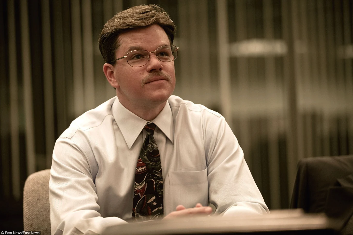 Widoczną metamorfozę Matt Damon przeszedł w opartym na autentycznej historii filmie Stevena Soderbergha "Intrygant" (2009), w którym wcielił się w postać Marka Whitcare'a - specjalisty w dziedzinie biotechnologii i menedżera jednej z amerykańskich korporacji spożywczych, który na początku lat 90. XX wieku ujawnił FBI informację o największej zmowie cenowej w historii USA.

Matt Damon nie tylko przytył kilkanaście kilogramów, ale dał też sobie przykleić niemodne wąsy i perukę i po raz kolejny udowodnił, że z dość niezłym efektem radzi sobie w komediowych rolach.

 

 