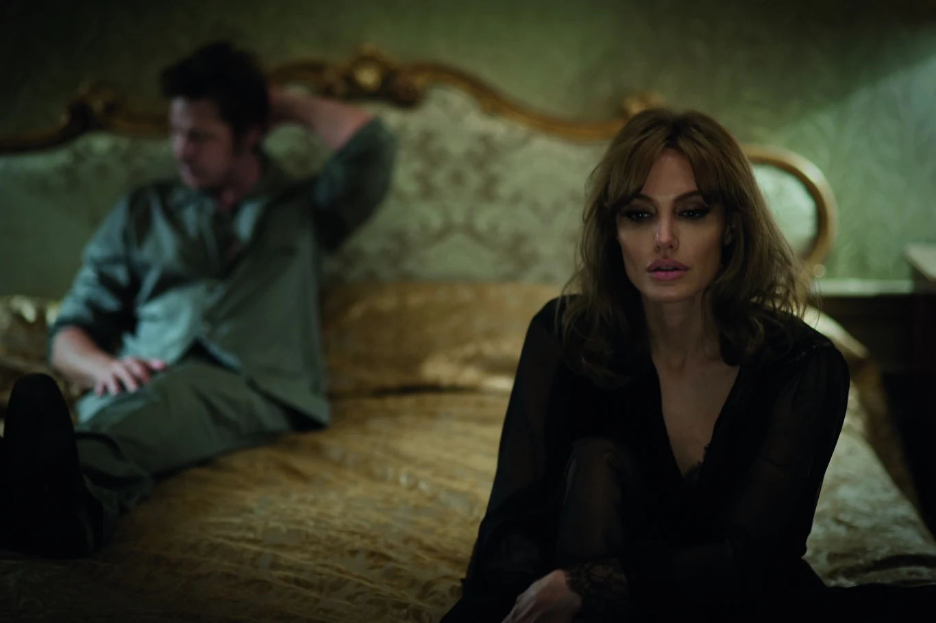 "Nad morzem" to nowy film w reżyserii laureatki Oscara - Angeliny Jolie Pitt. 

Po ciepłym przyjęciu wojennego dramatu „Niezłomny”, Jolie przedstawia kolejny film, który nie tylko wyreżyserowała, ale także napisała do niego scenariusz, wyprodukowała oraz zagrała główną. W filmie pojawia się u boku swego męża - Brada Pitta. 