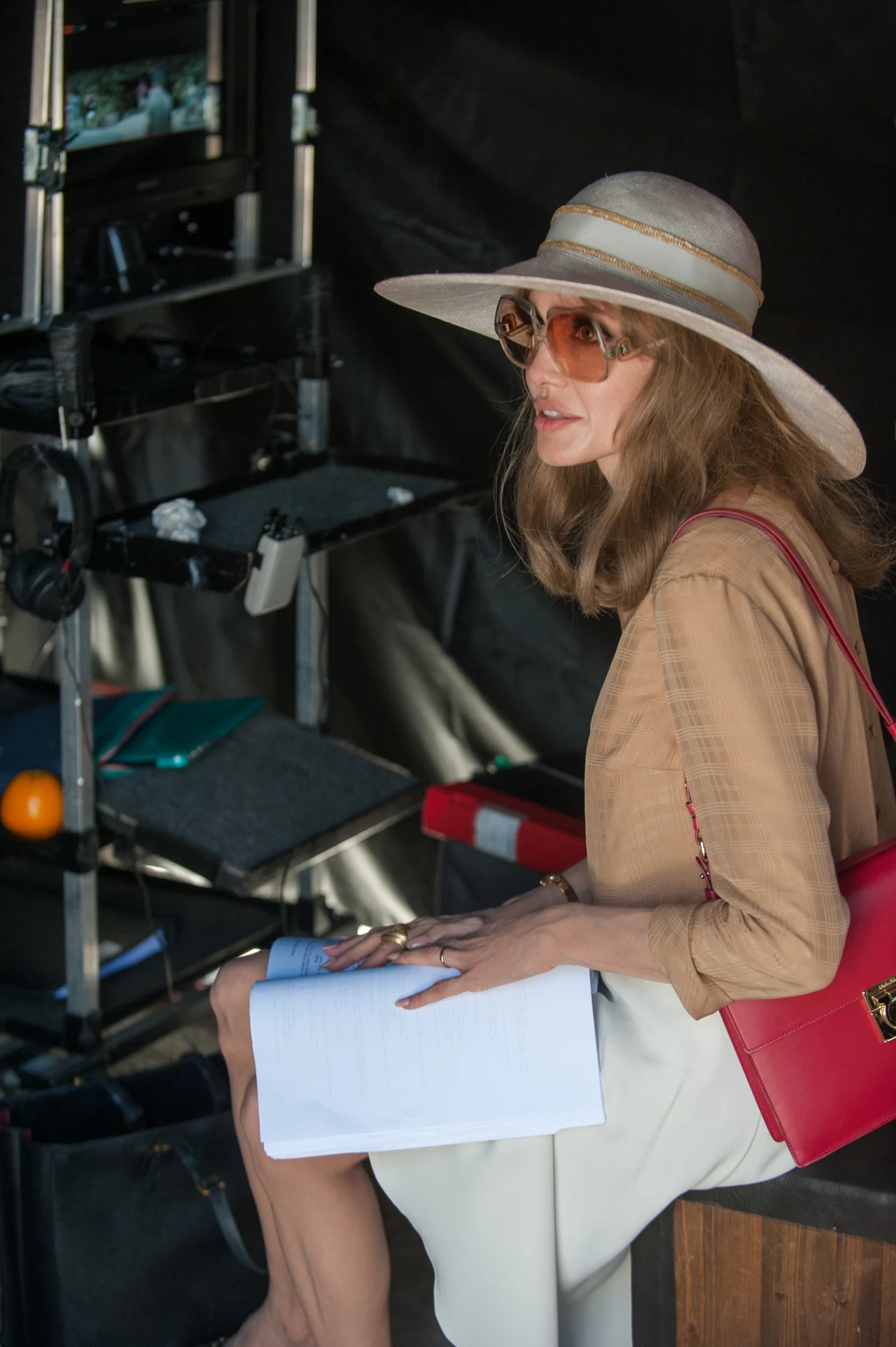 Angelina Jolie Pitt ma już na koncie dwie próby reżyserskie: "Krainę miodu i krwi" (2011) oraz "Niezłomnego" (2014).

"Nad morzem" trafi na ekrany polskich kin 20 listopada.
 