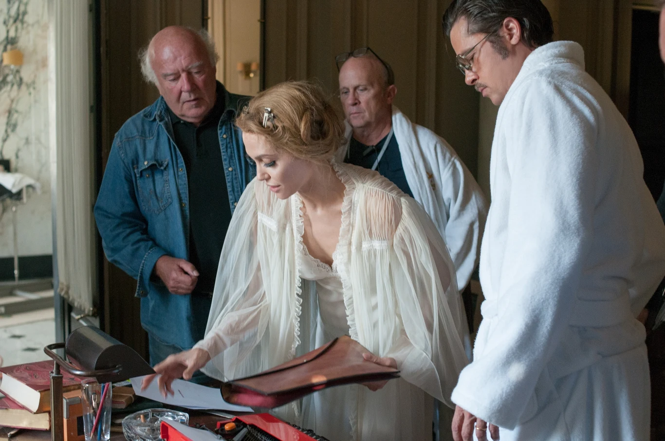 "To nie jest wielki film, to nie jest też film akcji" - powiedziała Jolie Pitt portalowi Extra - "To rodzaj filmu, który kochamy, ale rzadko w nich jesteśmy obsadzani. Jest bardzo eksperymentalny, niezależny - w typie filmu, w którym mamy być razem aktorami i jest surowy, otwarty, próbujący różnych rzeczy" - dodała gwiazda.

 