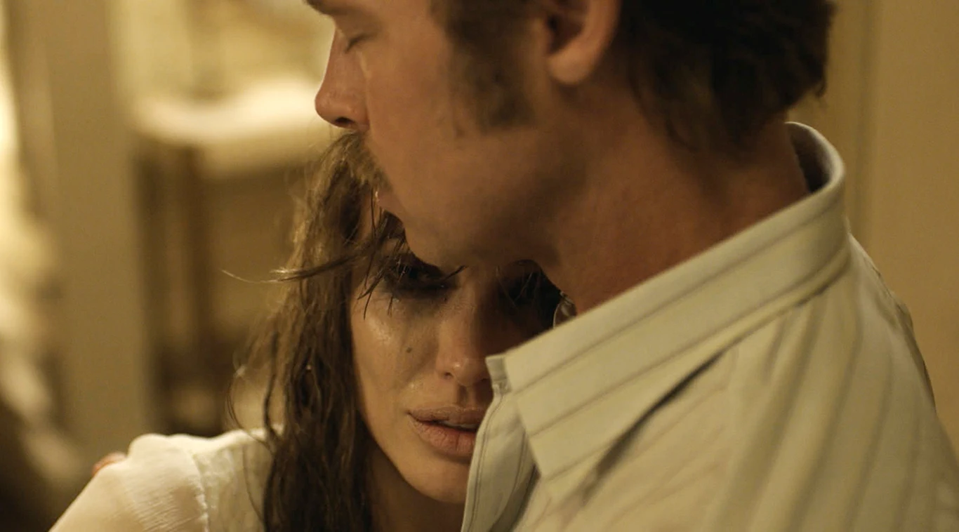 "Nad morzem" to to pierwsza od 2005 roku wspólna produkcja małżeńskiej pary. Wówczas aktorzy pojawili się razem na wielkim ekranie w komedii akcji "Pan i Pani Smith".
