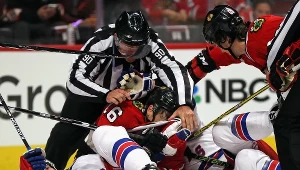 W meczu Blackhawks z Rangers, jak zawsze w NHL, nie brakowało ostrych starć