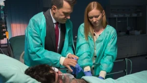 Falkowicz (Michał Żebrowski) i Wiki (Katarzyna Dąbrowska) starają się za wszelką cenę uratować Adama (Grzegorz Daukszewicz)