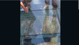 Szklane przęsło pękło