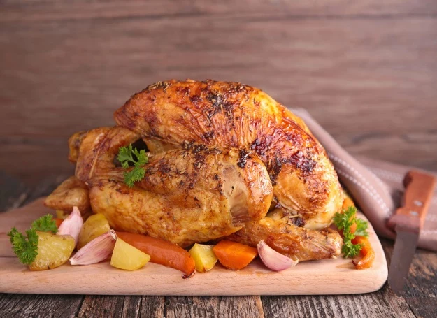 Pieczony kurczak może smakować wybornie jesli zastosujesz kilka rad 