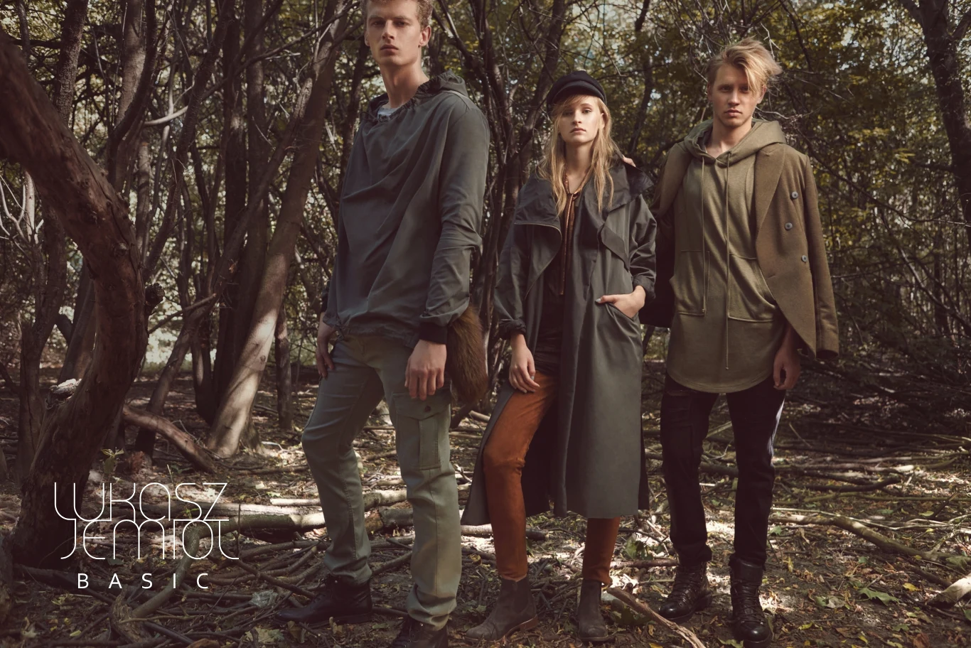 Inspiracje do kolorów kolekcji projektant czerpał z jesiennych krajobrazów, stąd liczne kolory ziemi i lasów - brązy, beże, żółcie, zielenie Inspiracje do kolorów kolekcji projektant czerpał z jesiennych krajobrazów, stąd liczne kolory ziemi i lasów - brązy, beże, żółcie, zielenie