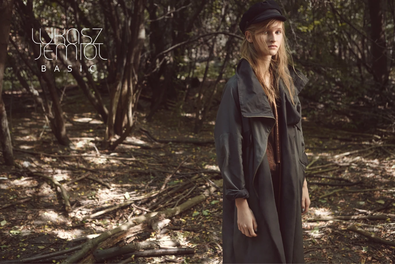 Inspiracje do kolorów kolekcji projektant czerpał z jesiennych krajobrazów, stąd liczne kolory ziemi i lasów - brązy, beże, żółcie, zielenie Inspiracje do kolorów kolekcji projektant czerpał z jesiennych krajobrazów, stąd liczne kolory ziemi i lasów - brązy, beże, żółcie, zielenie