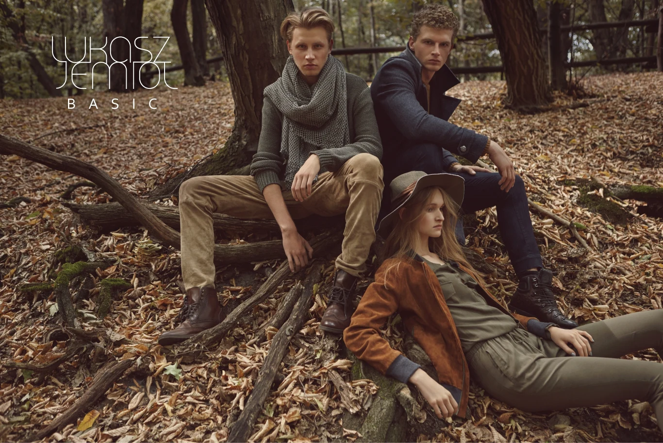 Inspiracje do kolorów kolekcji projektant czerpał z jesiennych krajobrazów, stąd liczne kolory ziemi i lasów - brązy, beże, żółcie, zielenie Inspiracje do kolorów kolekcji projektant czerpał z jesiennych krajobrazów, stąd liczne kolory ziemi i lasów - brązy, beże, żółcie, zielenie