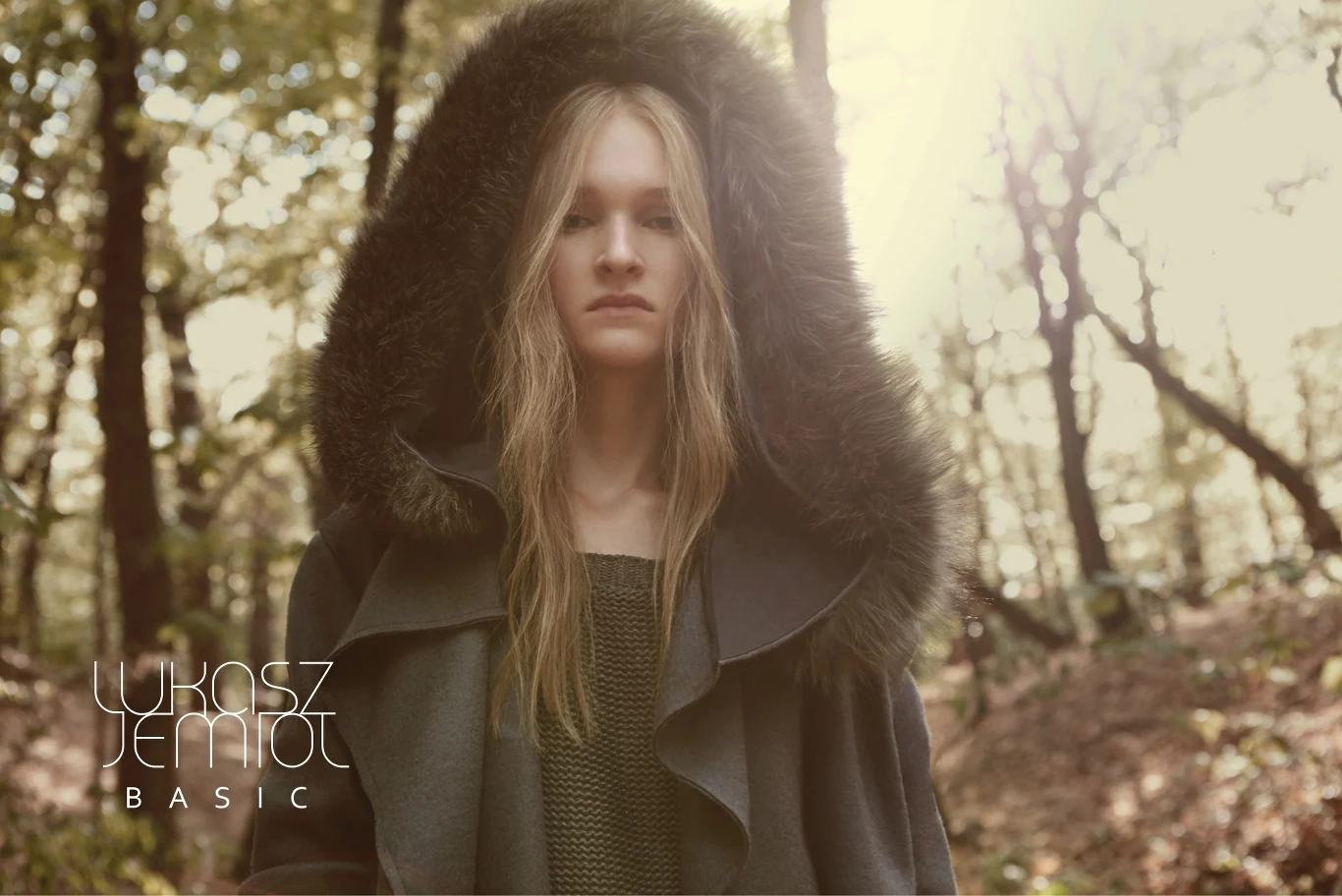 Inspiracje do kolorów kolekcji projektant czerpał z jesiennych krajobrazów, stąd liczne kolory ziemi i lasów - brązy, beże, żółcie, zielenie Inspiracje do kolorów kolekcji projektant czerpał z jesiennych krajobrazów, stąd liczne kolory ziemi i lasów - brązy, beże, żółcie, zielenie