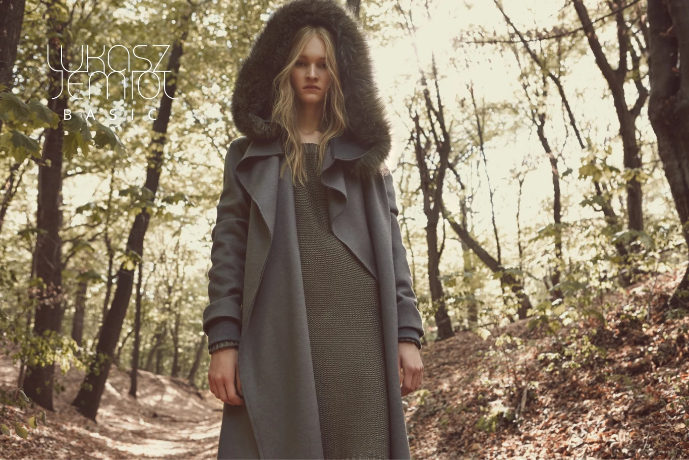 Inspiracje do kolorów kolekcji projektant czerpał z jesiennych krajobrazów, stąd liczne kolory ziemi i lasów - brązy, beże, żółcie, zielenie Inspiracje do kolorów kolekcji projektant czerpał z jesiennych krajobrazów, stąd liczne kolory ziemi i lasów - brązy, beże, żółcie, zielenie