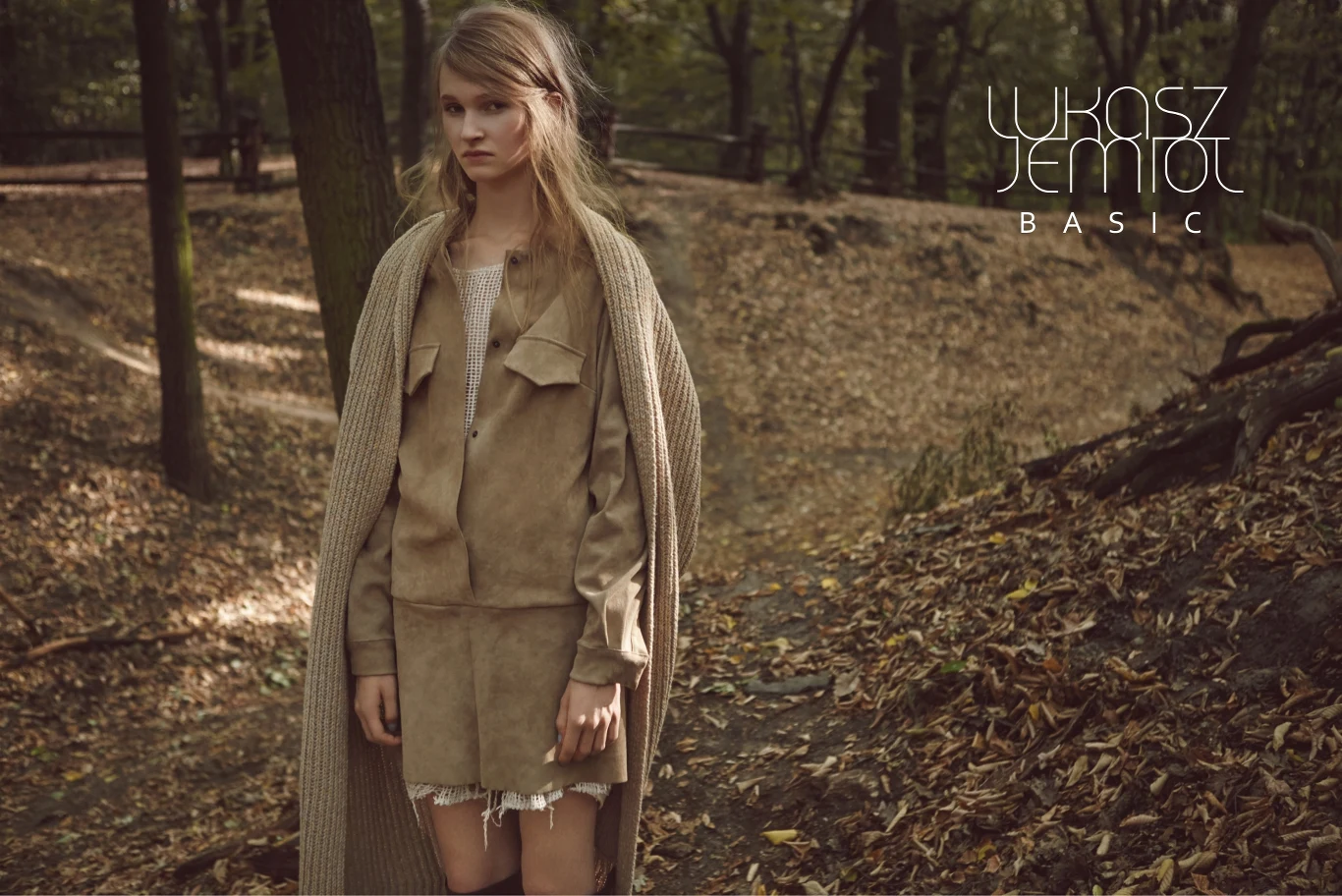 Inspiracje do kolorów kolekcji projektant czerpał z jesiennych krajobrazów, stąd liczne kolory ziemi i lasów - brązy, beże, żółcie, zielenie Inspiracje do kolorów kolekcji projektant czerpał z jesiennych krajobrazów, stąd liczne kolory ziemi i lasów - brązy, beże, żółcie, zielenie