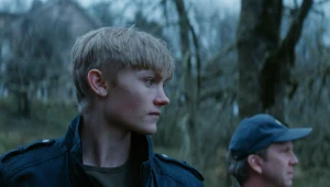 Ulrik Munther i Mats Blomgren w scenie z filmu "Intruz"