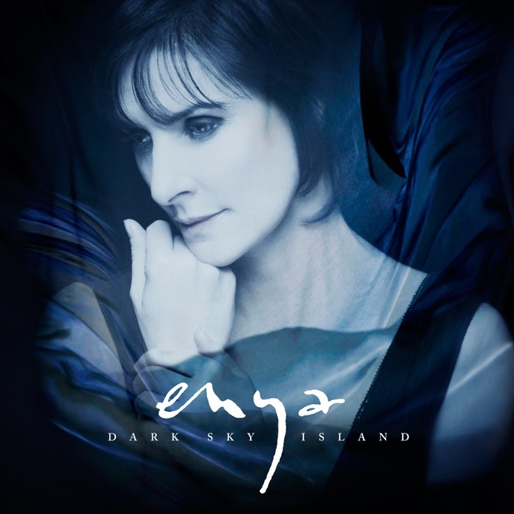 Enya na okładce płyty "Dark Sky Island"