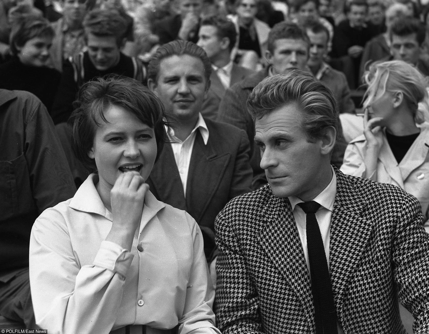 Jeden z najbardziej lubianych polskich aktorów, wykonawca słynnej piosenki "W Polskę idziemy" i odtwórca około 120 ról filmowych, teatralnych i telewizyjnych - Wiesław Gołas kończy w w piątek, 9 października, 85 lat.

Zanim został aktorem, w czasie II wojny światowej wstąpił do Szarych Szeregów. Kradł i szmuglował broń dla swoich kompanów, a także wziął udział w rozstrzelaniu konfidenta. Aresztowany przez Gestapo, trafił do celi, w której wcześniej siedział jego ojciec (który zginął potem na Majdanku).

Kinowym debiutem Gołasa był epizod niemieckiego żandarma w "Pokoleniu" (1954) Andrzeja Wajdy, potem oglądaliśmy go jeszcze w małych rolach w "Lotnej" (1959) Wajdy (jako żołnierz łapiący kury) i "Zezowatym szczęściu" (1960) Andrzeja Munka (oficer UB); popularność przyniósł mu jednak dopiero występ w "Mężu swojej żony" (1960) Stanisława Barei, w którym ekranową partnerką Gołasa była Elżbieta Czyżewska.
 