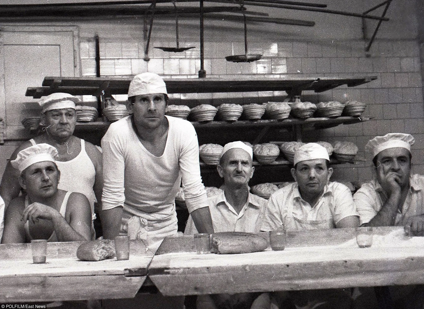 Mimo iż często obsadzany jest w kinie w drugoplanowych kreacjach, "potrafi w wielkim skrócie znakomicie sportretować ludzkie charaktery, daje im wyrazisty rysunek i ostry kontur, przy czym są to postacie niezwykle ciekawe i różnorodne" (Culture pl.).

"Nieraz więcej satysfakcji czerpałem z niewielkich epizodów, w których można naszkicować żywe i barwne postacie. Do takich zaliczam na przykład Franciszka w 'Grze' (1968) Jerzego Kawalerowicza, czy piekarza w 'Dziurze w ziemi' (1970) Andrzeja Kondratiuka" - aktor mówił w 1974 roku  wywiadzie dla magazynu "Film"