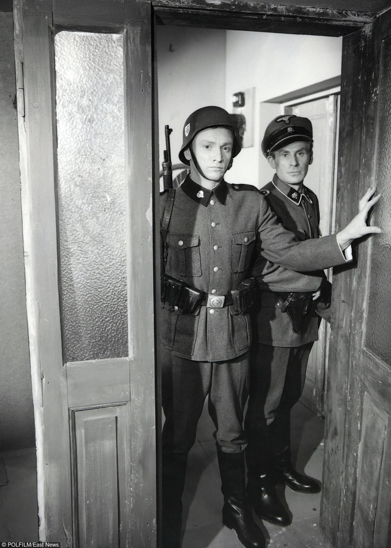 Na początku lat 60. Gołasa na kinowych ekranach oglądaliśmy jednak głównie w epizodach. W "Jak być kochaną" (1962) Wojciecha Jerzego Hasa zagrał brutalnego gestapowca (na zdjęciu), w głośnym "Rękopisie znalezionym w Saragossie" (1965) tego samego reżysera wcielił się w postać gitarzysta na ślubie ojca głównego bohatera - van Wordena, zaś w "Przygodzie noworocznej" (1963) Stanisława Wohla przypadła mu w udziale rola sprzedawcy baloników.