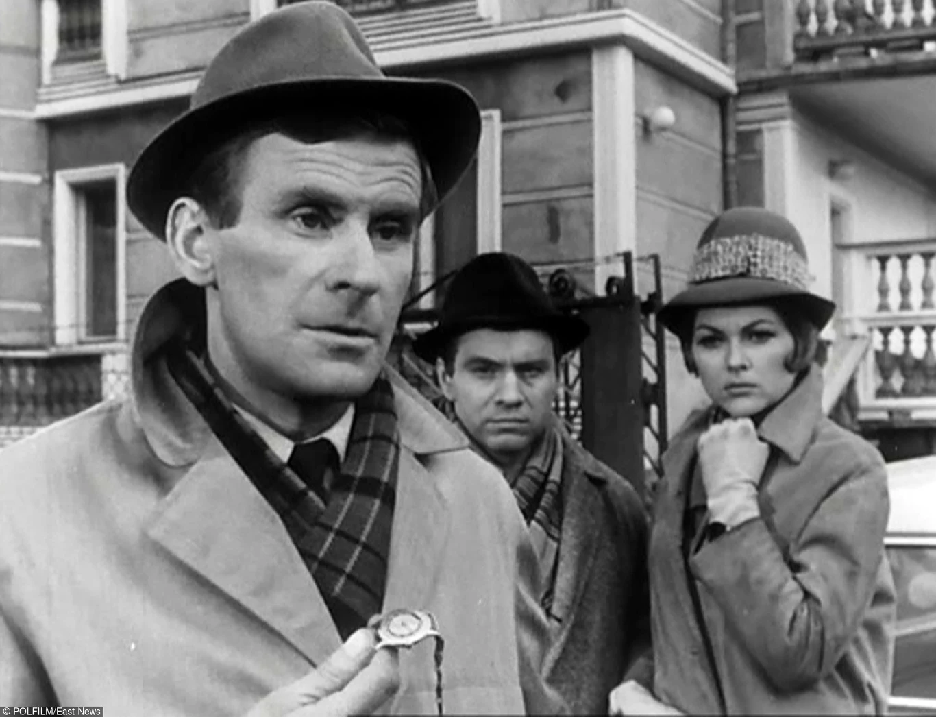 "Funkcjonariusz w czarnej, skórzanej marynarce i sweterku polo, łamiący wszelkie opory moralne" - tak wyglądała charakterystyka tytułowego bohatera kryminalnego serialu "Kapitan Sowa na tropie" (1965), który ponownie połączył Wiesława Gołasa z reżyserem Stanisławem Bareją.