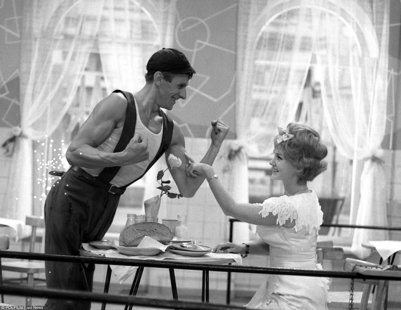 Wiesław Gołas współpracował z Kabaretem "Dudek" i Kabaretem Starszych Panów. Był również współtwórcą kabaretu "Koń". Wylansowane przez niego w latach 60. przeboje - "W Polskę idziemy", "Tupot białych mew", "W co się bawić" czy "Upiorny twist" - należą do klasyki gatunku.

Purenonsensowy humor duetu Przybora-Wasowski udało się uchwycić na kinowym ekranie Kazimierzowi Kutzowi w "Upale" (1964). Bicepsy Wiesława Gołasa sprawdziła tam Barbara Krafftówna.

 