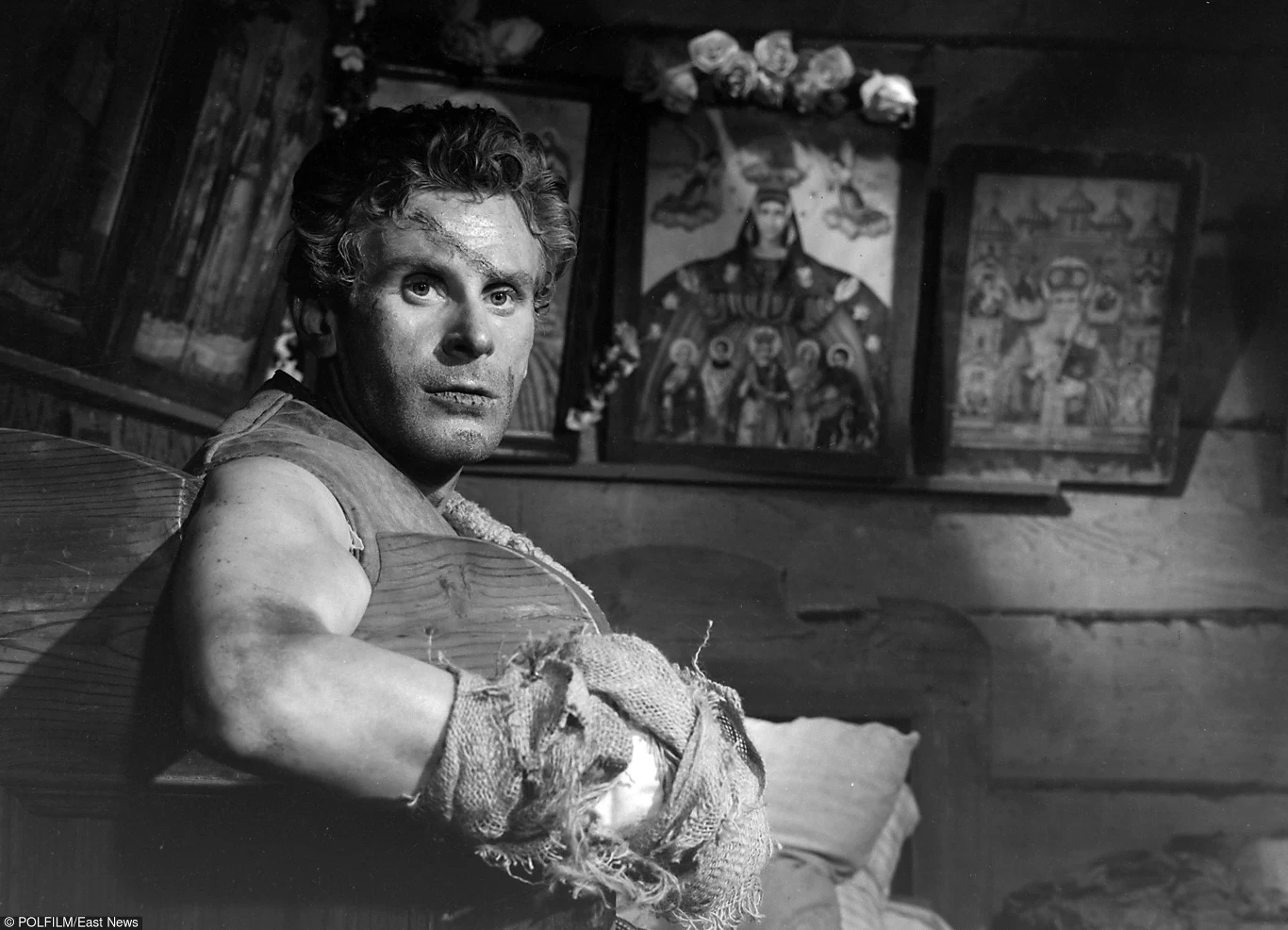 "Kreowany na komika jest w gruncie rzeczy o wiele głębszym aktorem niż wskazuje to, co dane mu było zagrać" - mówił o nim Gustaw Holoubek.

W 1961 roku Gołas stworzył jedną ze swych najlepszych ról filmowych - Hipolita Kalenia w "Ogniomistrzu Kaleniu" w reżyserii Ewy i Czesława Petelskich. 

"Rola ta dała najpełniejszy obraz możliwości aktora. Stworzył bardzo dynamiczną postać żołnierza, który z frontowego wesołka zmienia się w bohatera tragedii" - czytamy w profilu aktora na stronie Culture.pl.