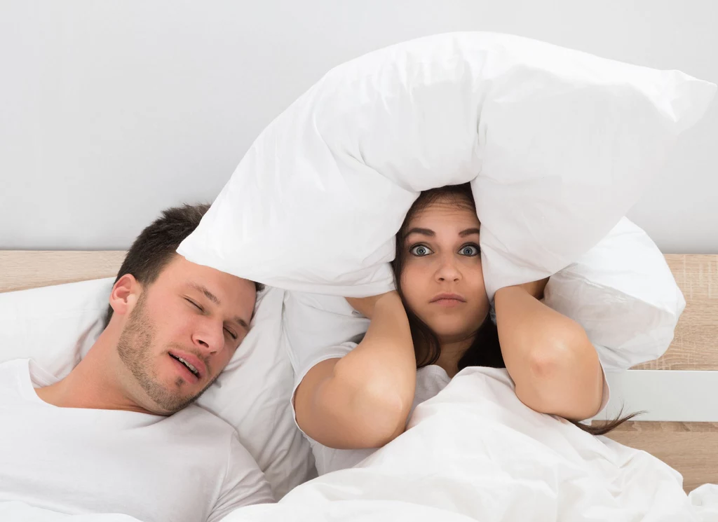 Nocne dźwięki to nie tylko uciążliwość dla otoczenia, ale przede wszystkim sygnał alarmowy, że oddychanie jest zaburzone Nocne dźwięki to nie tylko uciążliwość dla otoczenia, ale przede wszystkim sygnał alarmowy, że oddychanie jest zaburzone