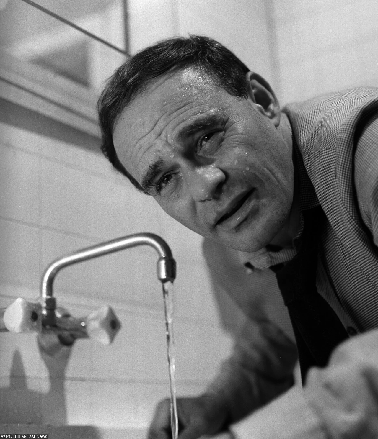 W filmie nie brak też symboliki, literackich i filozoficznych cytatów, podkreślających klimat samotności. Ich wizualnym wzmocnieniem są m.in. obrazy nocnych świateł, przebijających się poprzez ciemność, oraz tytułowe "ćmy" - "robactwo wielkiego miasta, które wkrada się do domów w poszukiwaniu światła". Jedną z nich jest właśnie bohater Wilhelmiego.

Nie zdaje sobie jednak sprawy, że symboliczny blask, do którego dąży, niesie w sobie zarówno nadzieję, jak i zniszczenie.