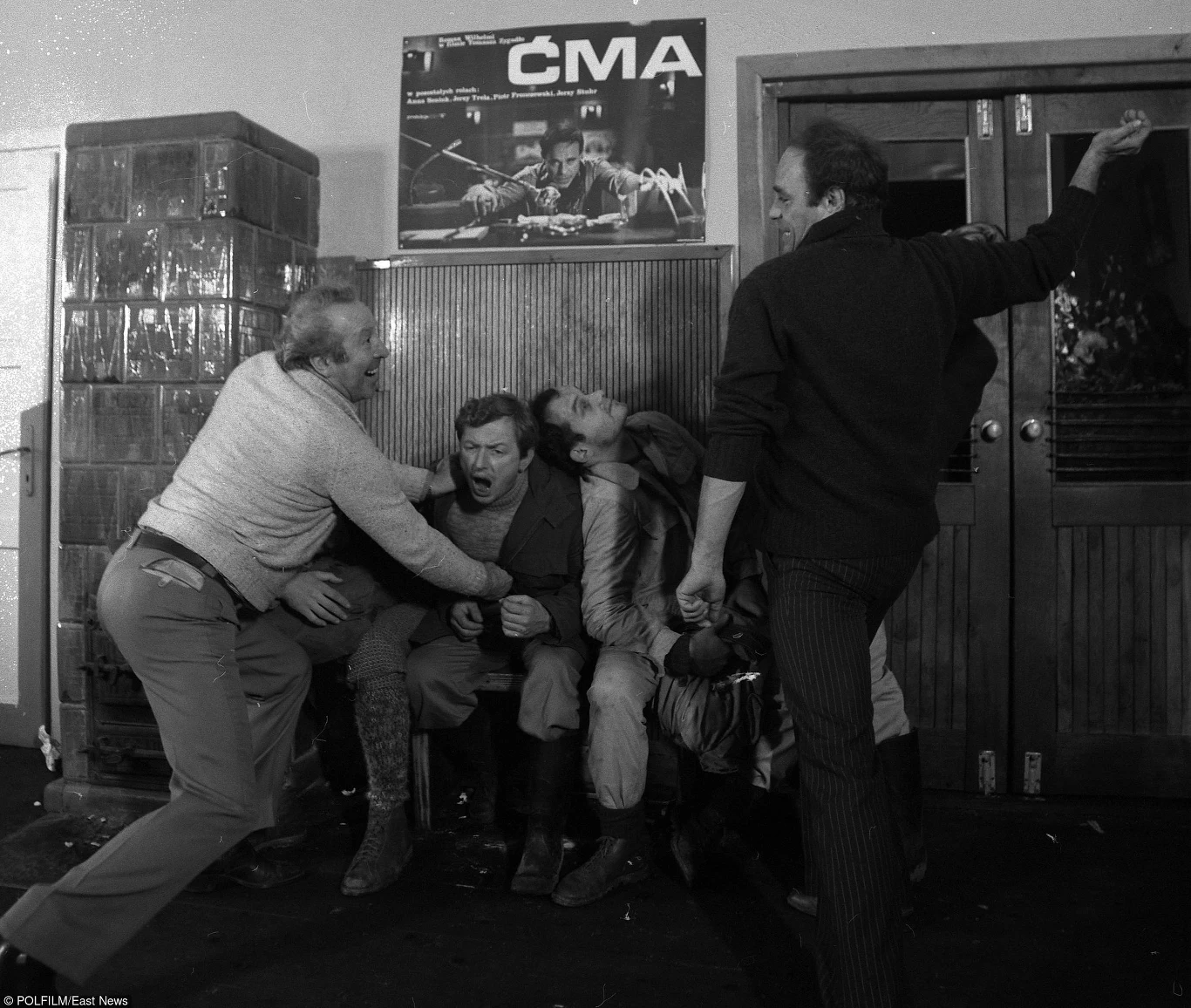 Program "Radiotelefonu" zyskuje jednak coraz większe uznanie słuchaczy. Powoduje to pogorszenie stosunków Jana z przełożonymi i podwładnymi w redakcji.

Ostatni program prowadzony przez Jana w stanie całkowitego rozstroju nerwowego zostaje przez jego współpracowników zdjęty z anteny, a on sam wysłany na kurację do sanatorium.