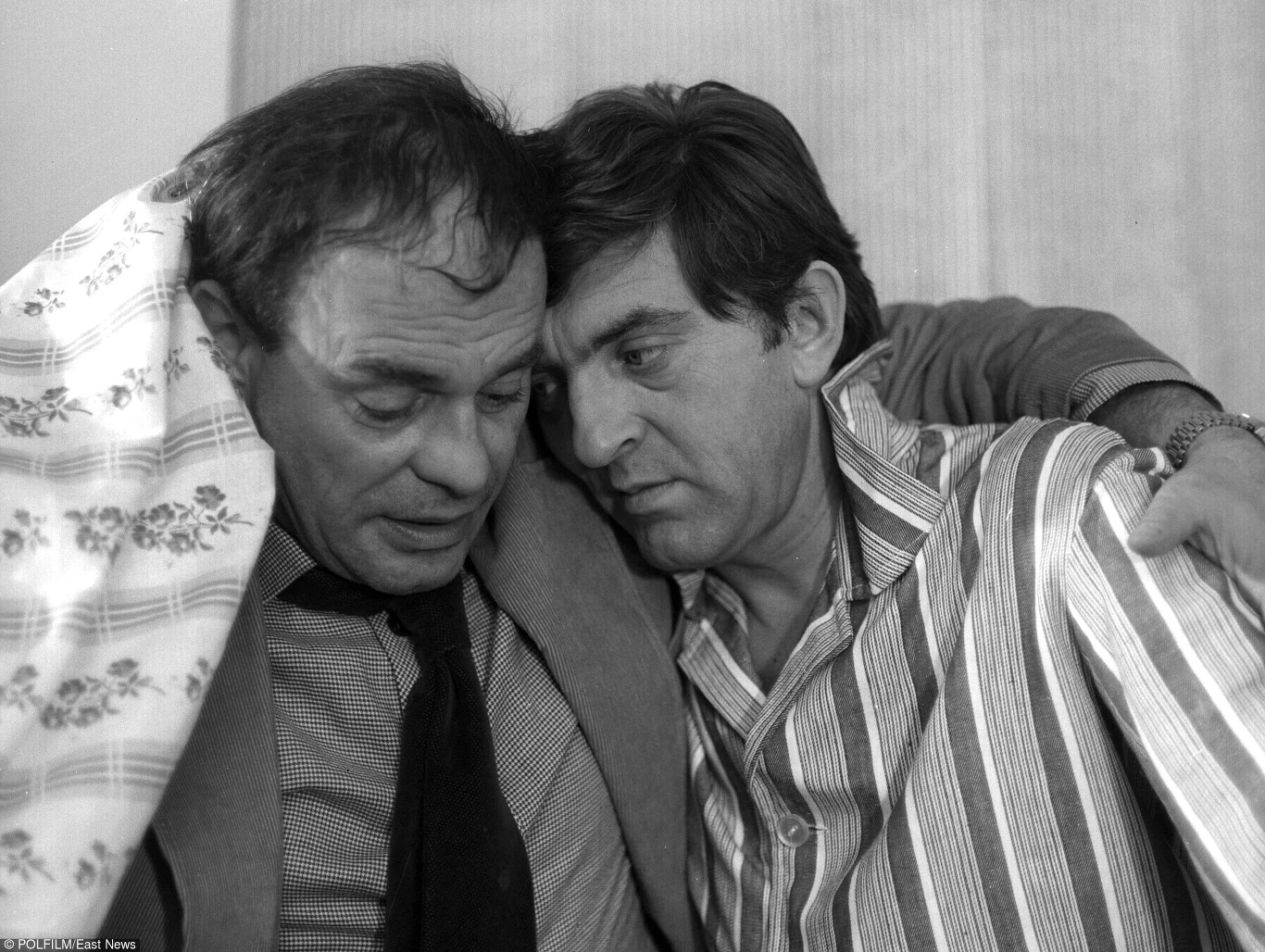 "Ćma" jest filmem czarno-białym, a właściwie szarym. Jacek Zygadło - brat reżysera i autor zdjęć - uczynił z tego jedną z najmocniejszych stron filmu. W jego ujęciu szarość staje się barwą bezsenności, plastycznym odpowiednikiem styku nocy i dnia, kiedy zmęczenie osiąga swój punkt szczytowy. Sprawność fizyczna i psychiczna jest wówczas najmniejsza, a uciążliwość życia ukazuje się ze szczególną wyrazistością - czytamy w Internetowej Bazie Filmu Polskiego.