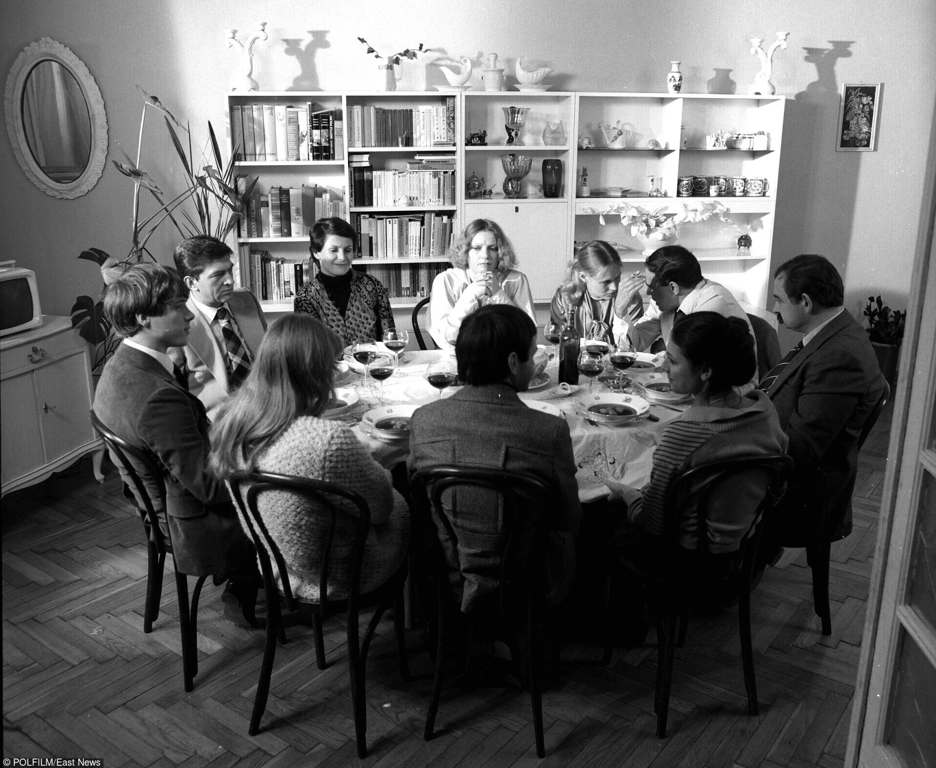 Film Zygadły kończy scena wspólnego obiadu, na którym oprócz Jana są obecni: pierwsza i druga żona, kochanka, syn ze swoją dziewczyną, technik ze studia i przyjaciele. 