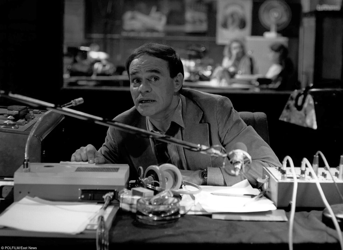 Dokładnie 35 lat temu - 10 października 1980 - kinową premierę miał dramat Tomasza Zygadły "Ćma" z główną rolą Romana Wilhelmiego.

Popularny aktor wcielił się w nim w postać Jana - redaktora nocnego programu radiowego "Radiotelefon", w którym prowadzi nocne rozmowy z ludźmi cierpiącymi na bezsenność, poszukującymi ciepłego słowa i zrozumienia.