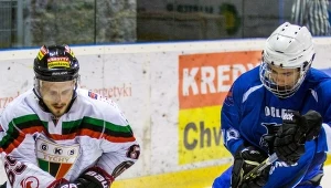 Mateusz Bryk (L) z GKS Tychy walczy o krążek z Maciejem Rybakiem (P) z SMS U20 Sosnowiec