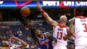 Rzuca Carmelo Anthony. Marcin Gortat w obronie